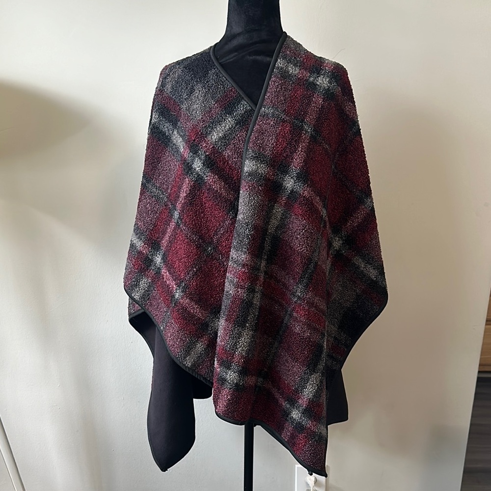 🖤Plaid Poncho with Red and Gray Tones🖤
